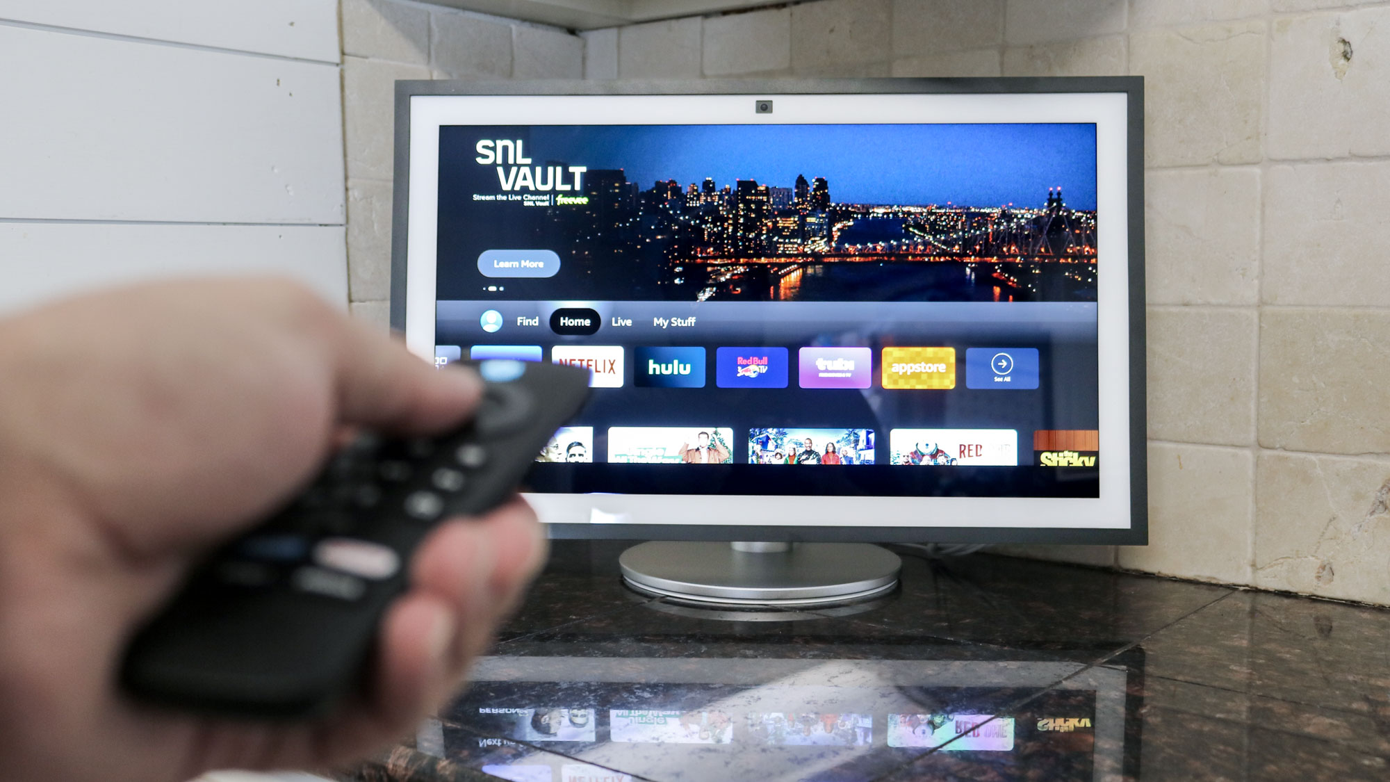 مشاهدة Fire TV على جهاز Echo Show 21 في المطبخ