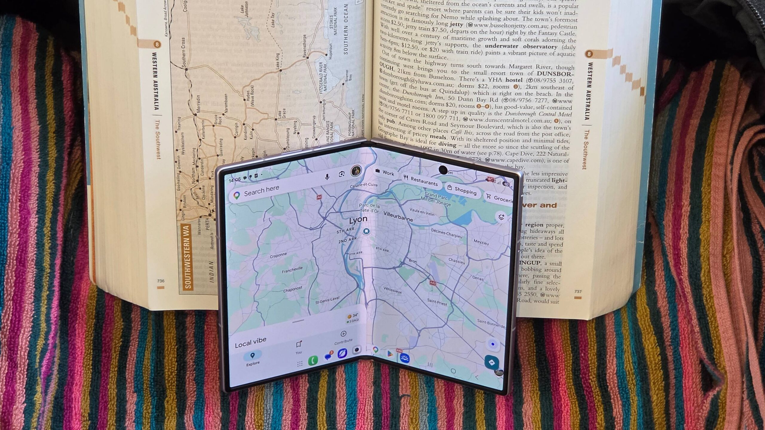هاتف Samsung Galaxy Z Fold 8 مفتوح جزئيًا داخل كتاب مفتوح.