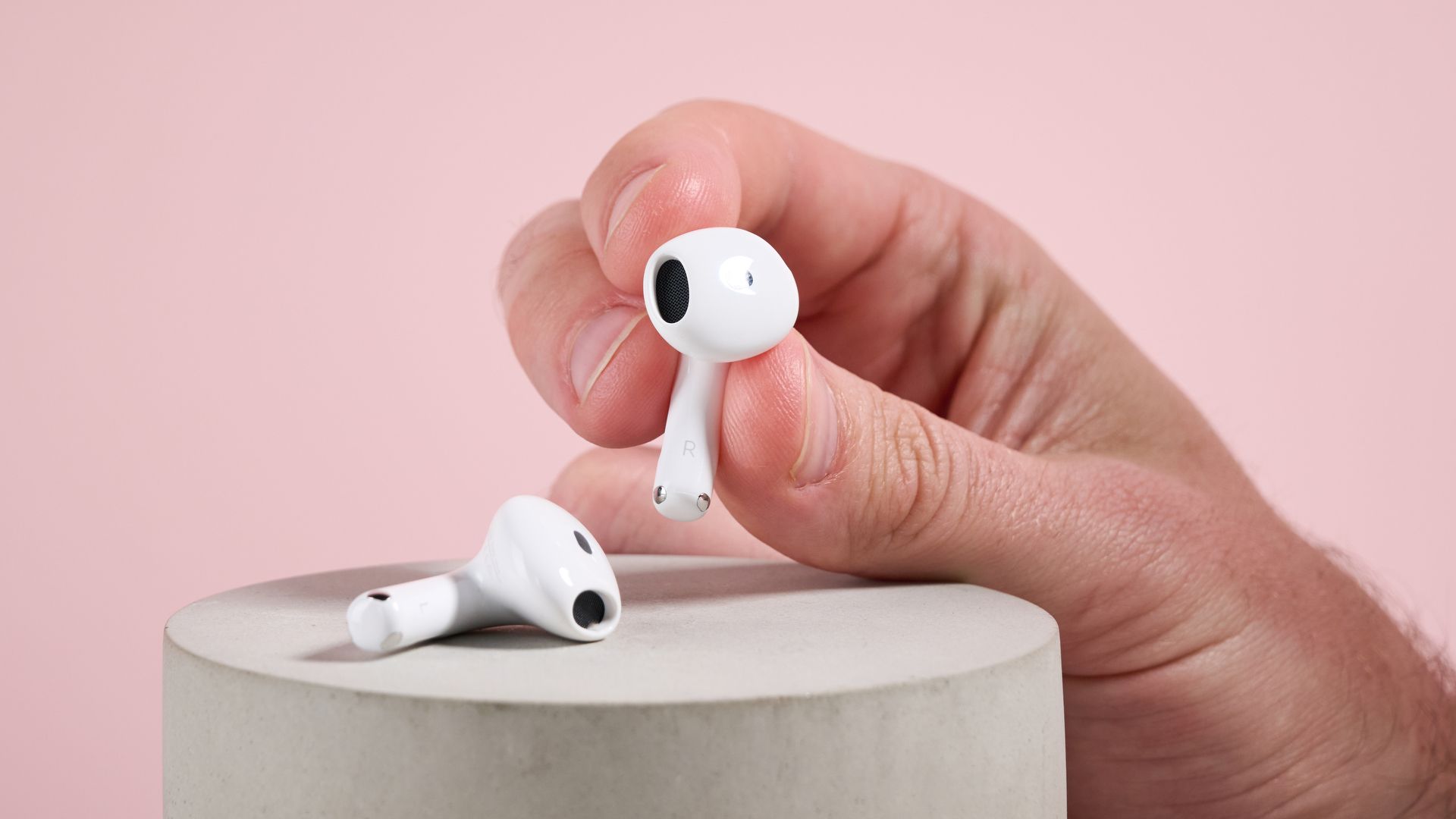 AirPods بكاميرا في الطريق: تسريبات مثيرة للجدل