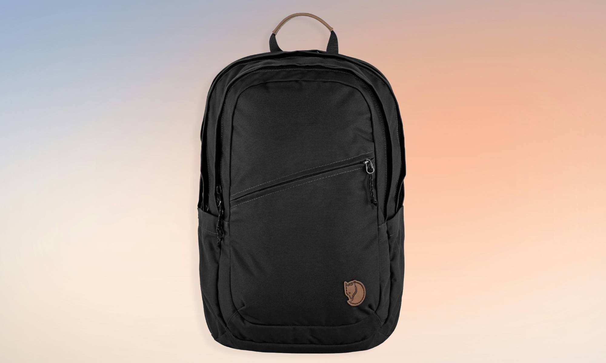 حقيبة Fjallraven Raven 28 على خلفية متدرجة
