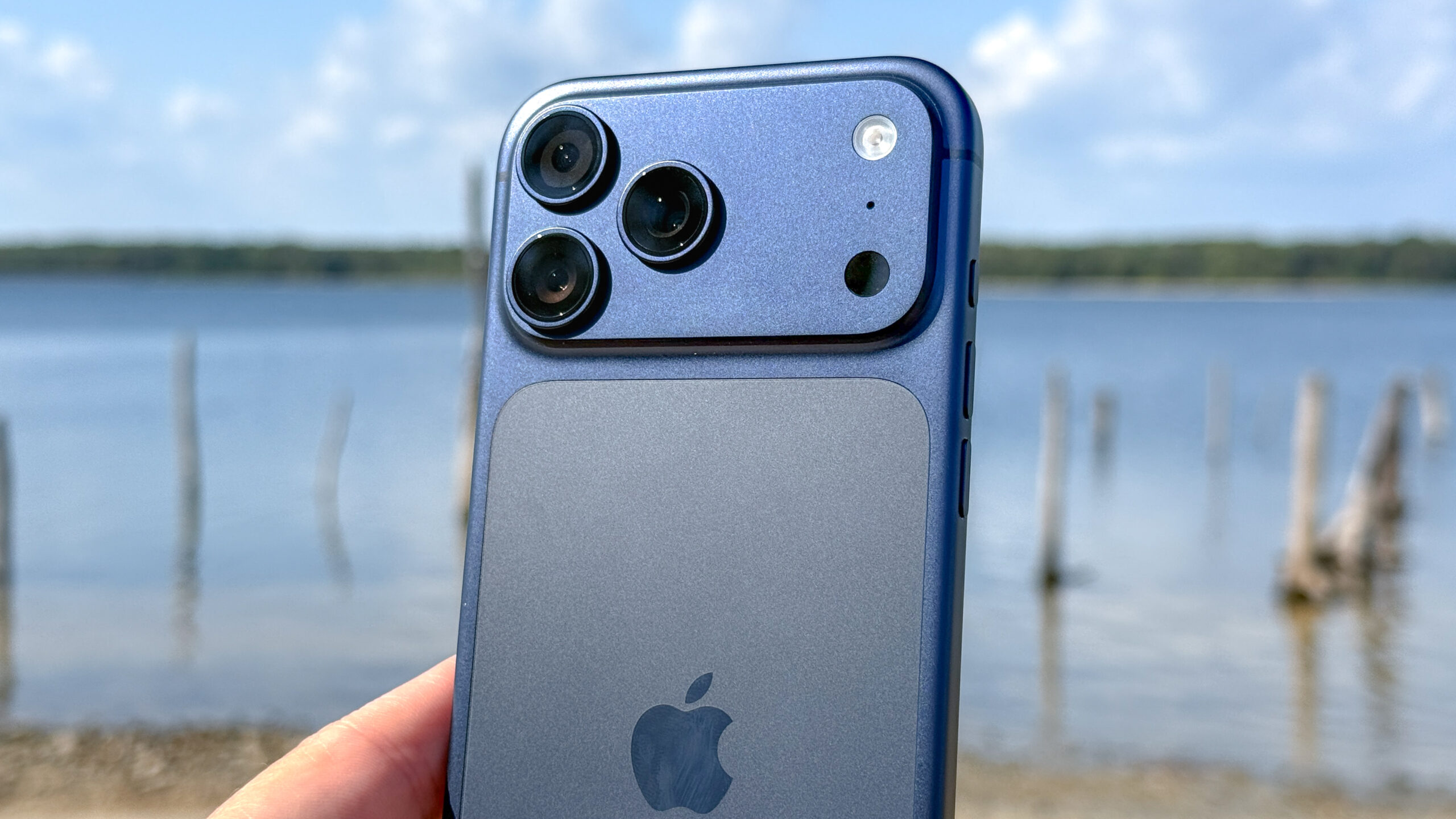 iPhone 17 Pro Max في اليد