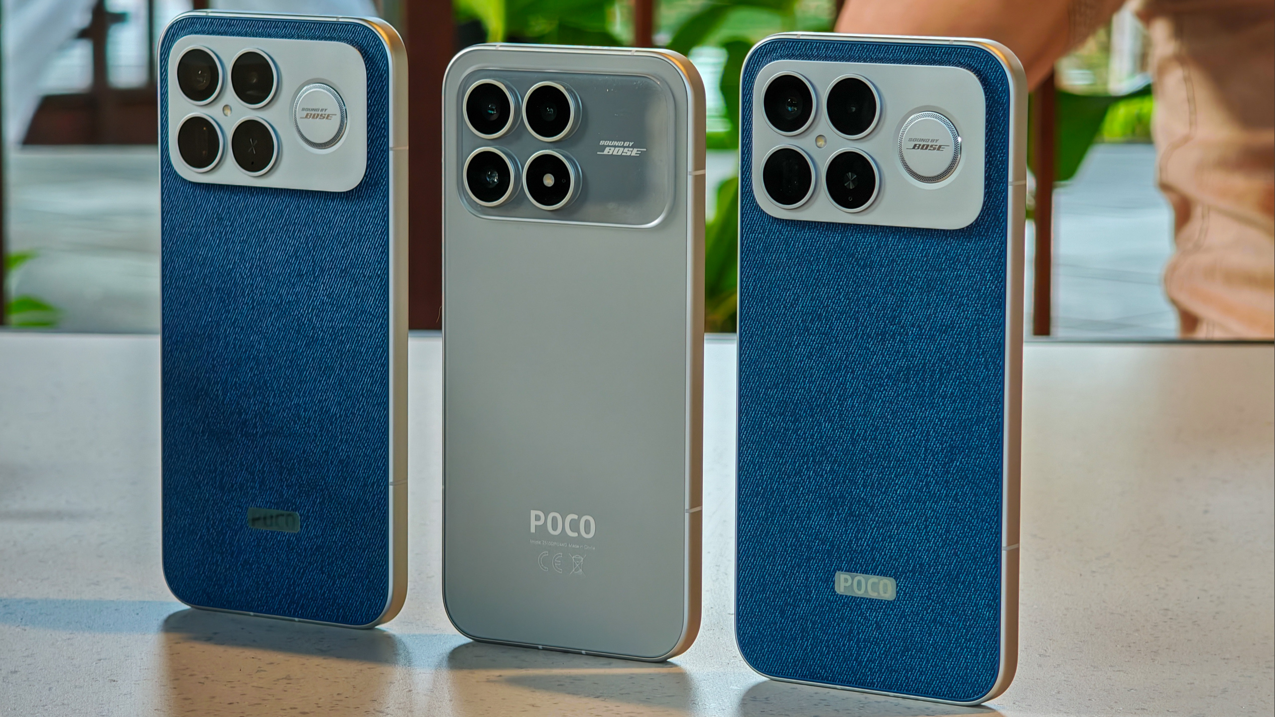 هاتف Poco F8 Pro باللون الفضي في اليد