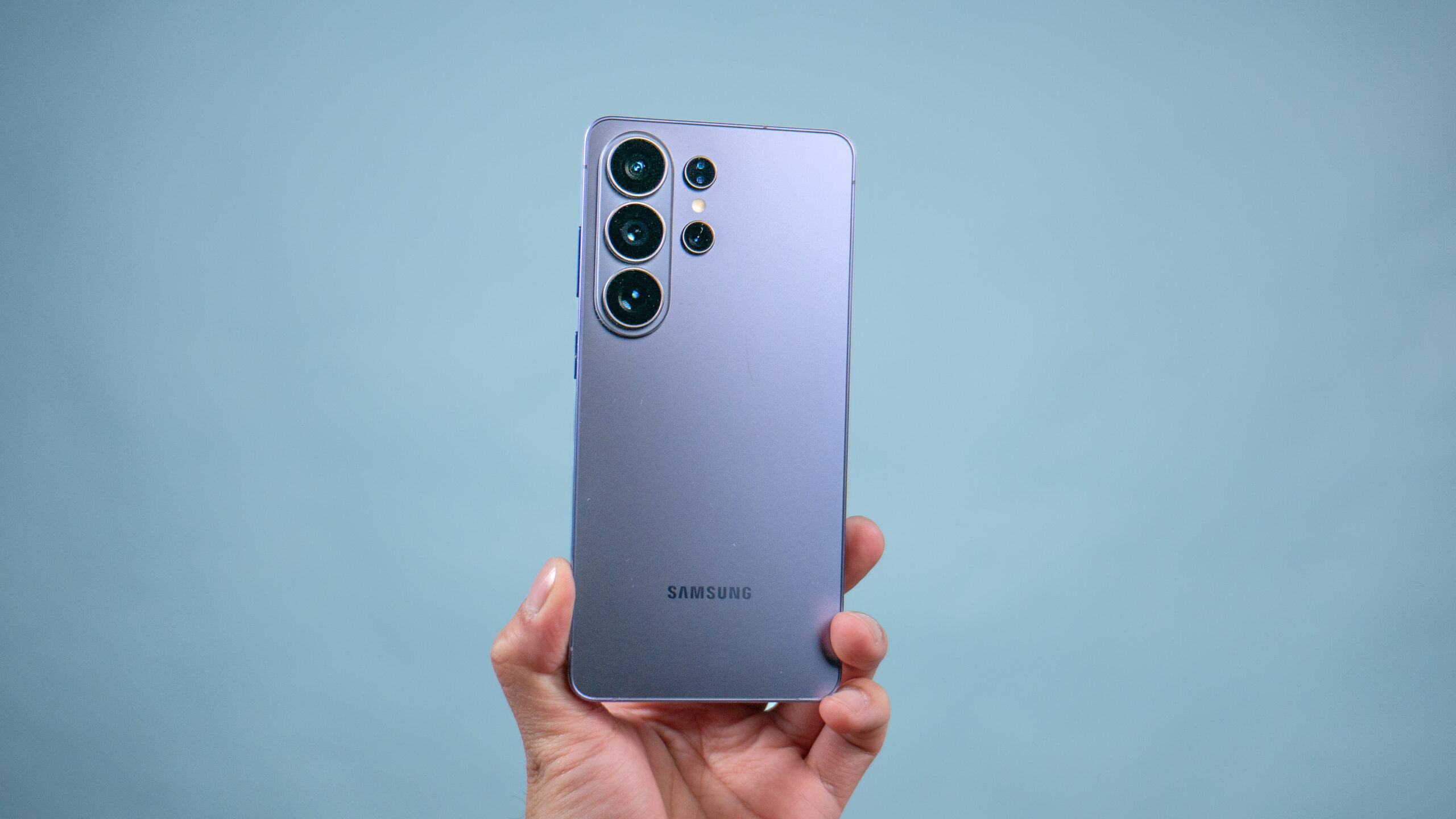 هاتف Samsung Galaxy S26 Ultra معروض في اليد