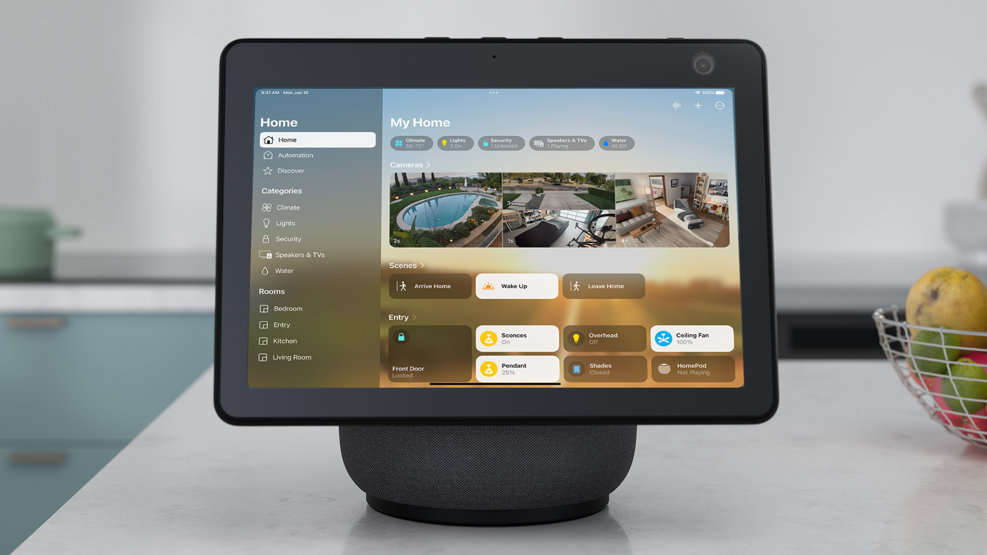 تصور لمركز HomePod من Apple مستوحى من Amazon Echo Show 10 موضوع على طاولة مطبخ