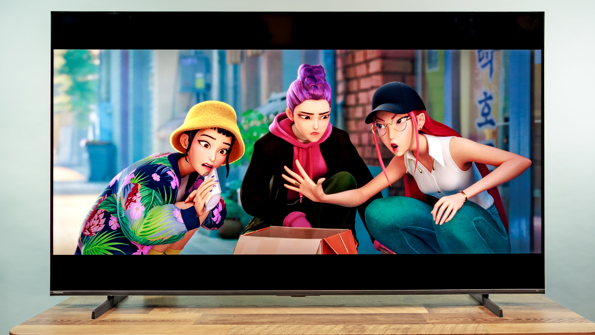 تلفزيون Hisense QD7 Mini LED على طاولة