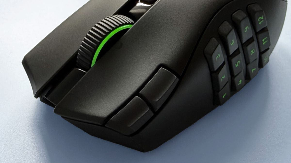ماوس Razer Naga V3 Pro على خلفية زرقاء.