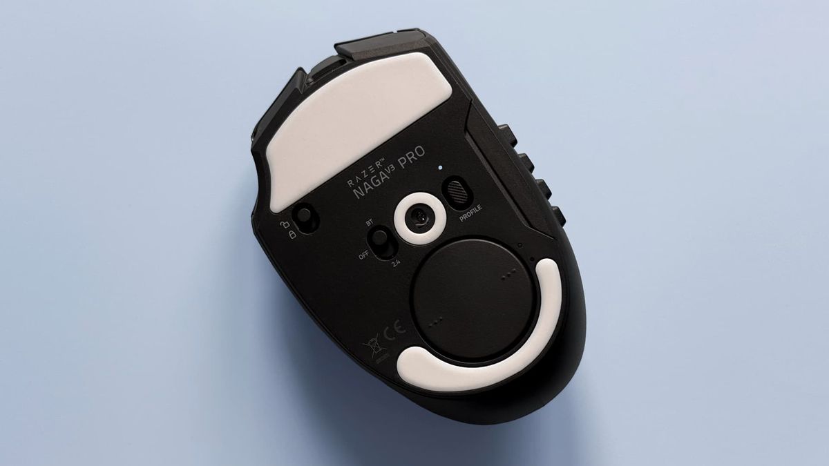 ماوس Razer Naga V3 Pro على خلفية زرقاء.