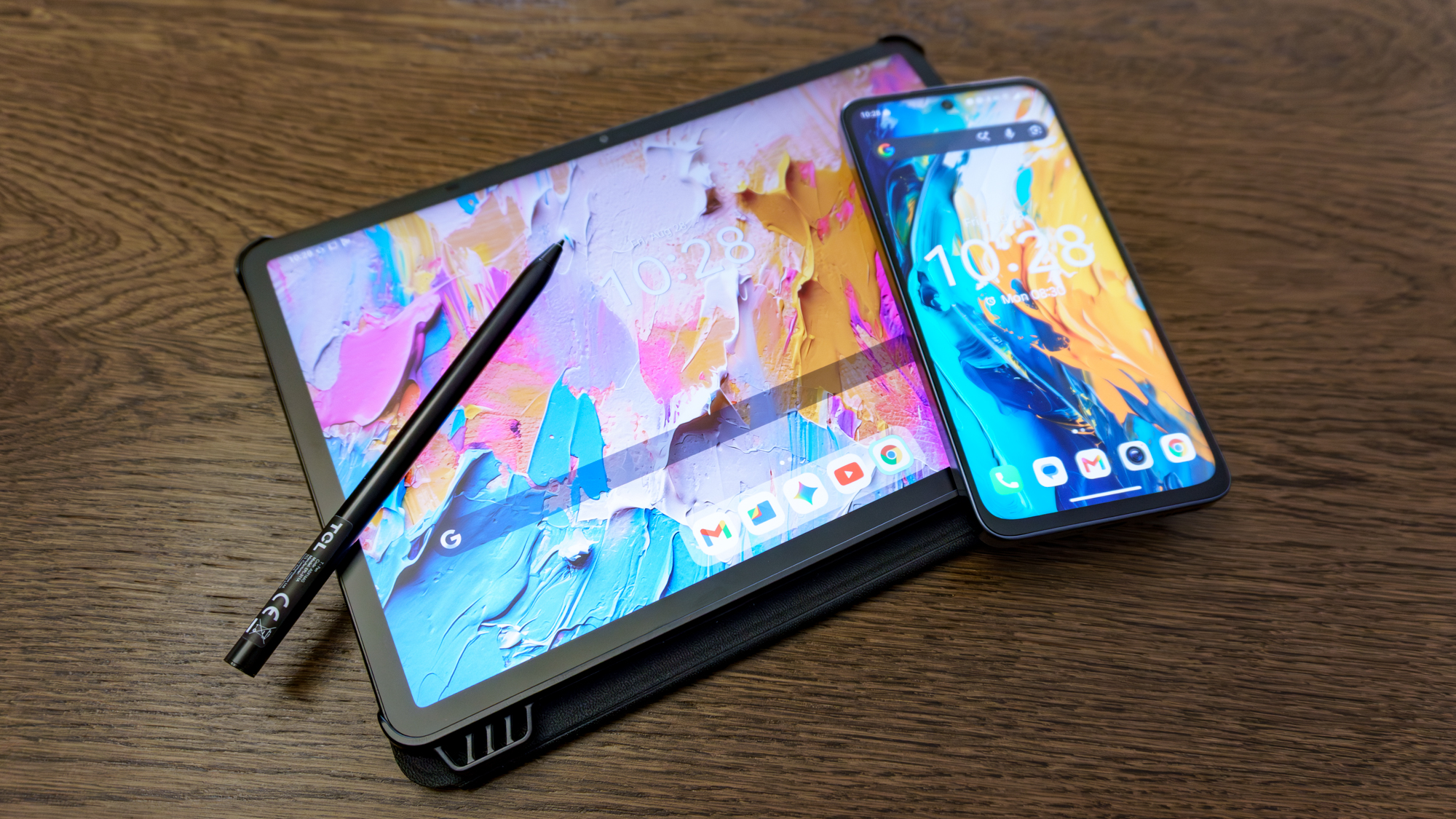 هاتف TCL NXTPAPER 70 Pro فوق جهاز TCL NXTPAPER 11 Plus اللوحي على طاولة