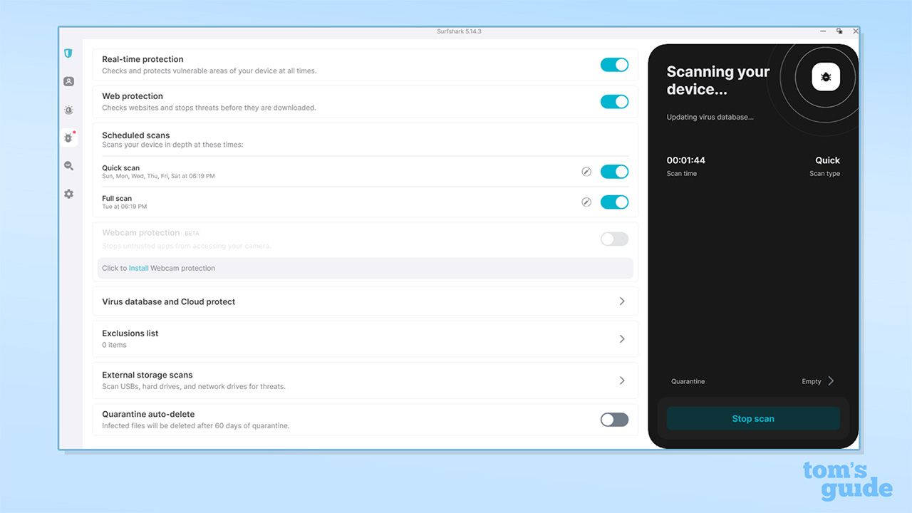 علامة تبويب مكافحة الفيروسات في تطبيق Surfshark على Windows. تتضمن الخيارات: الحماية في الوقت الفعلي، حماية الويب، الفحص المجدول، الفحص السريع، الفحص الكامل، حماية كاميرا الويب، قاعدة بيانات الفيروسات والحماية السحابية، قائمة الاستثناءات، فحص التخزين الخارجي، والحجر الصحي المحذوف تلقائيًا. على الجانب الأيمن، توجد أداة تعرض أن برنامج Surfshark Antivirus يقوم حاليًا بفحص الجهاز.