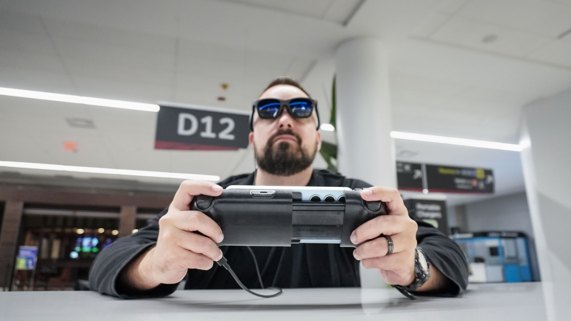 استخدام وحدة التحكم Viture x 8BitDo Ultimate Mobile Gaming مع نظارات الواقع المعزز في صالة المطار