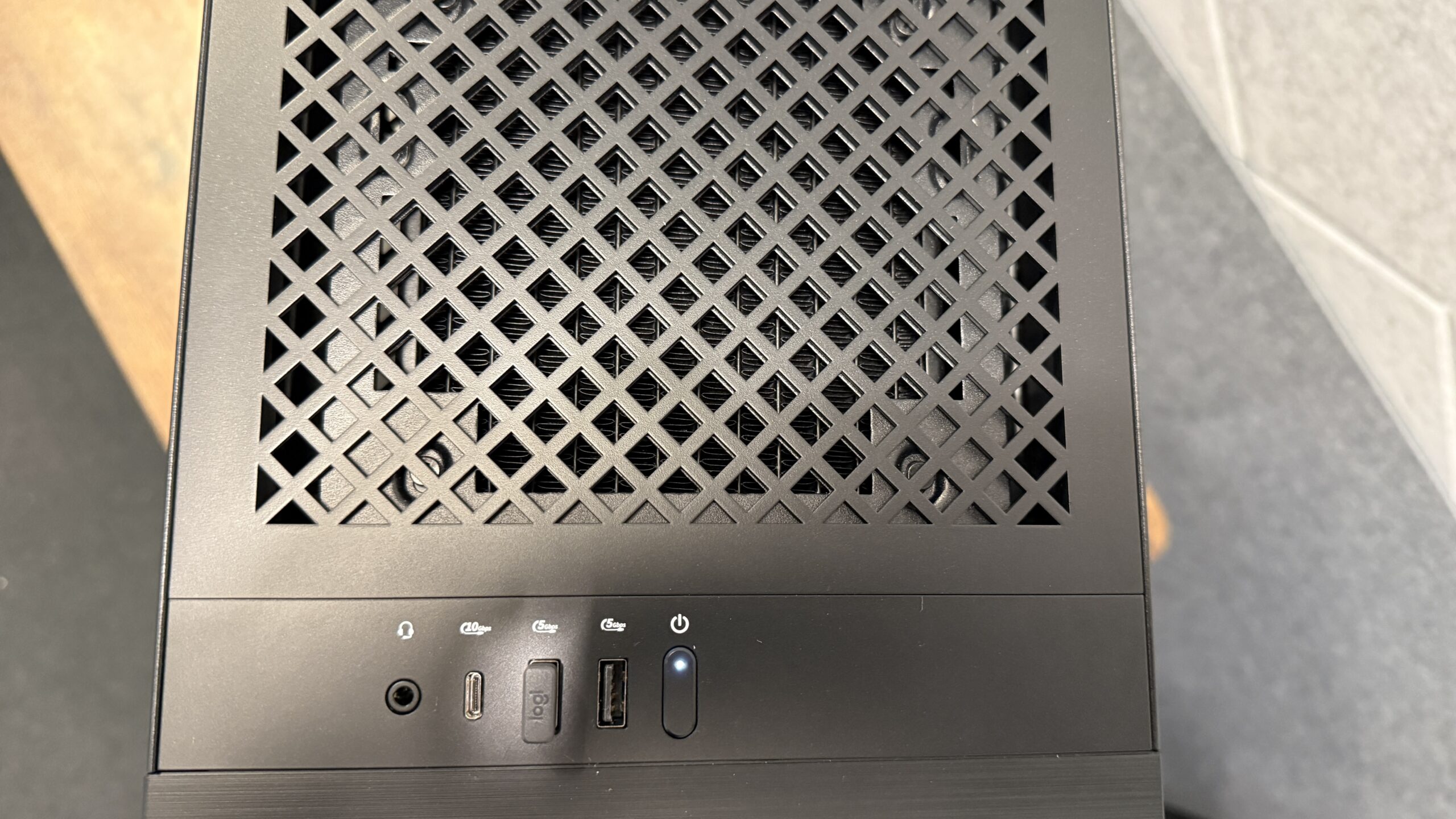المنافذ العلوية في جهاز HP Omen Max 45L