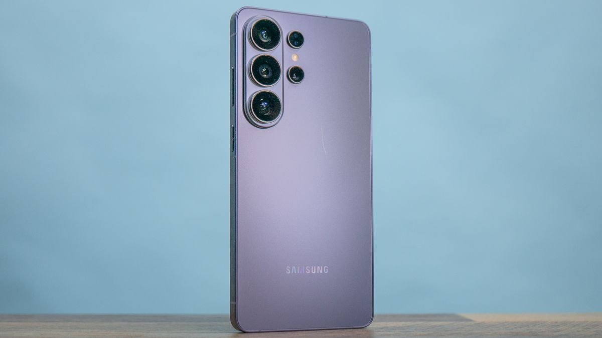 هاتف Samsung Galaxy S26 Ultra معروض باليد