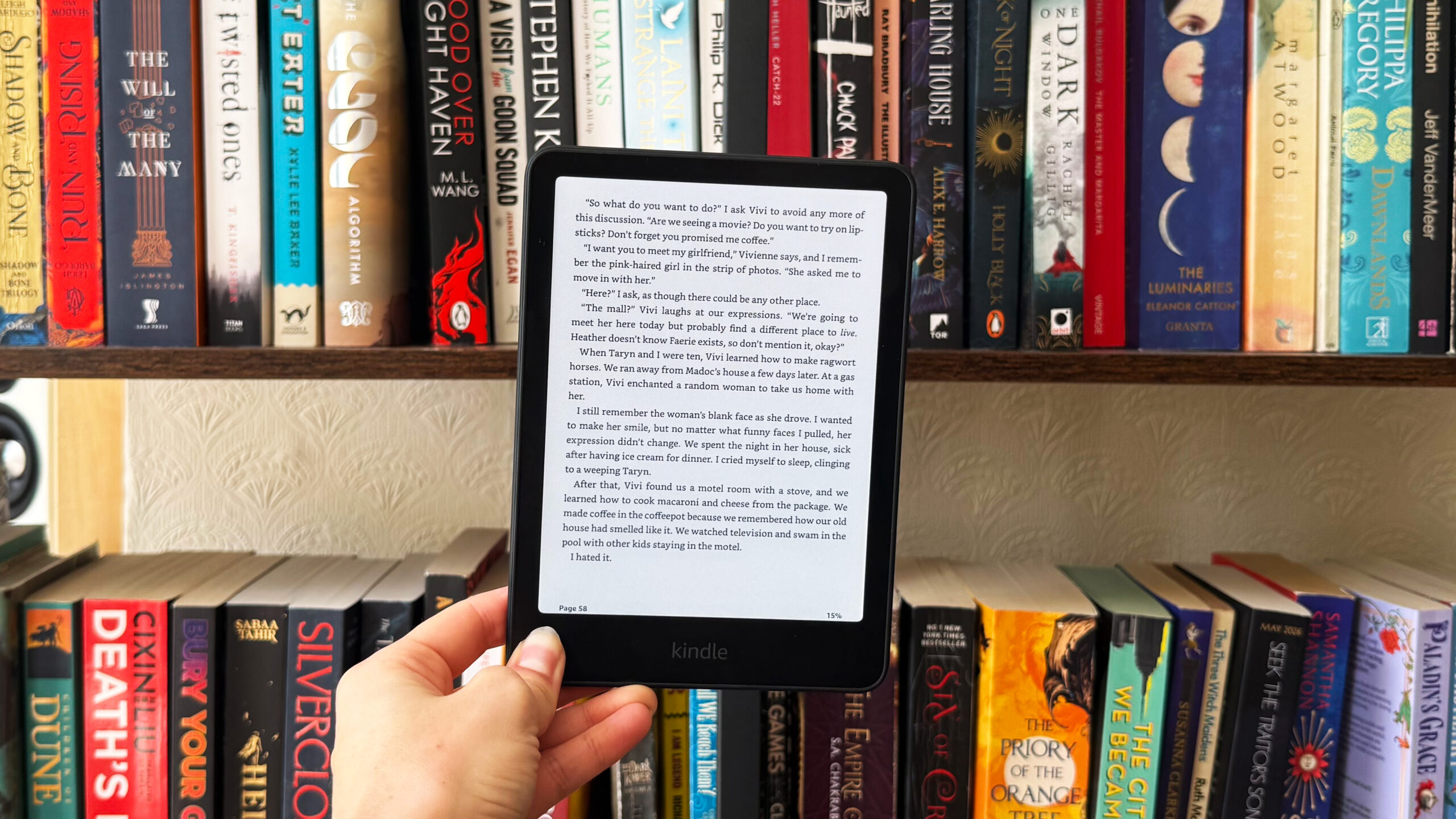 جهاز Kindle Colorsoft 2026 مُصوّر تحت أشعة الشمس المباشرة