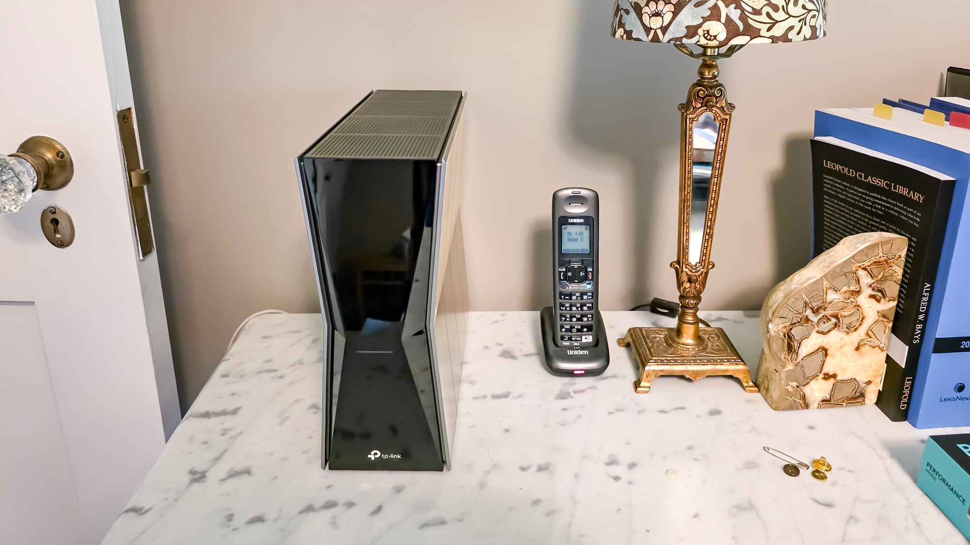 راوتر TP-Link Archer BE770 على طاولة جانبية