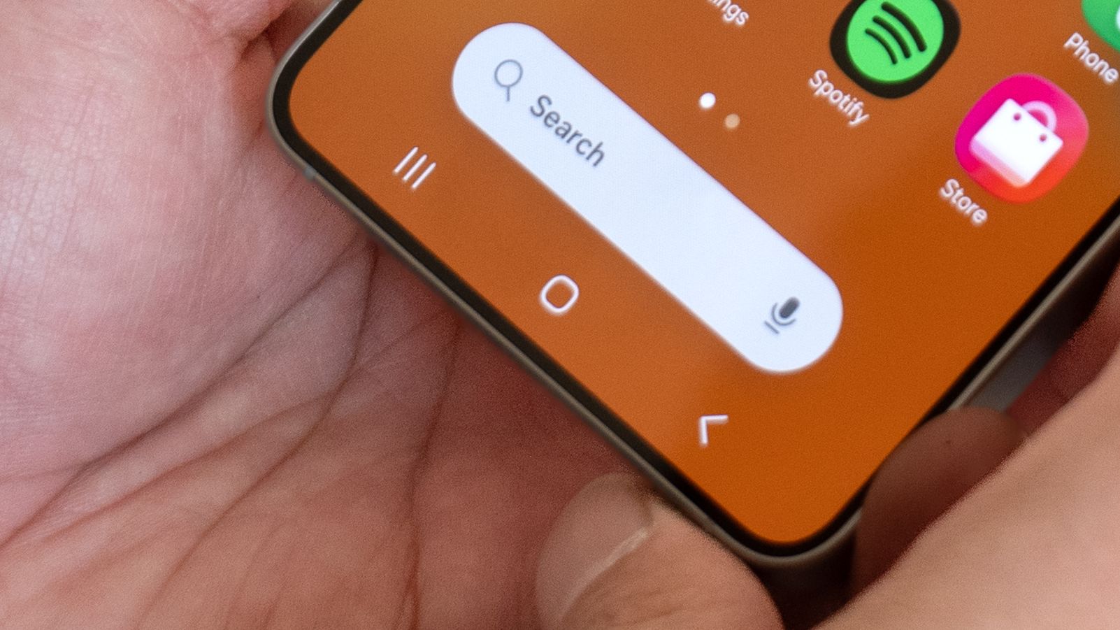 هاتف Samsung Galaxy S26 محمول باليد.