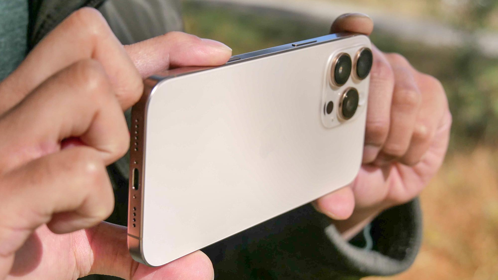 لقطة مقربة لزر التحكم بالكاميرا في iPhone 16 Pro Max.