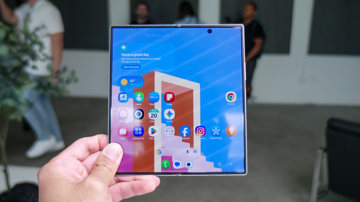 هاتف Galaxy Z Fold 8 Ultra في اليد