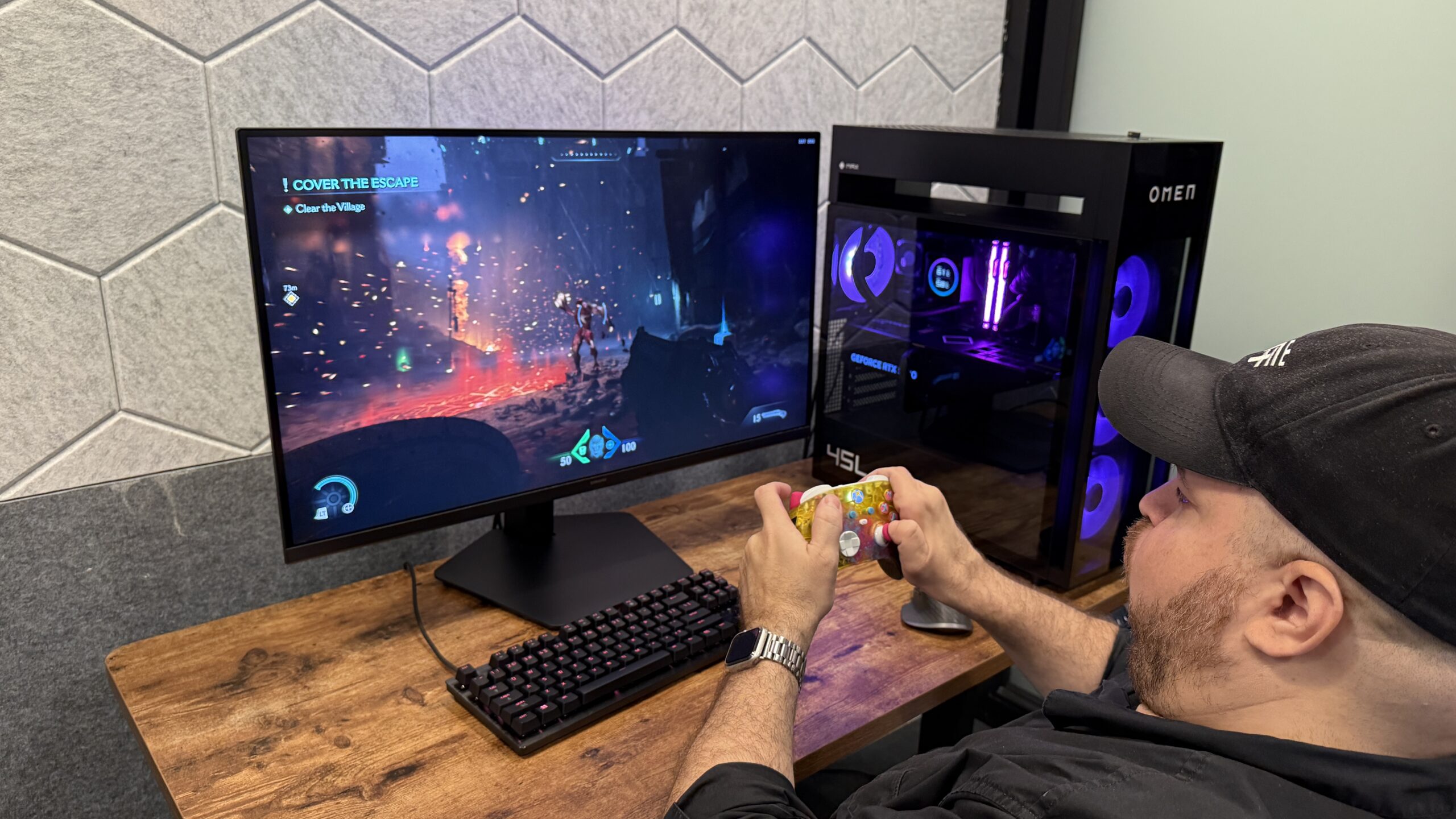 شخص يلعب الألعاب على شاشة Samsung Odyssey G8 (G80HS) باستخدام جهاز كمبيوتر الألعاب HP Omen