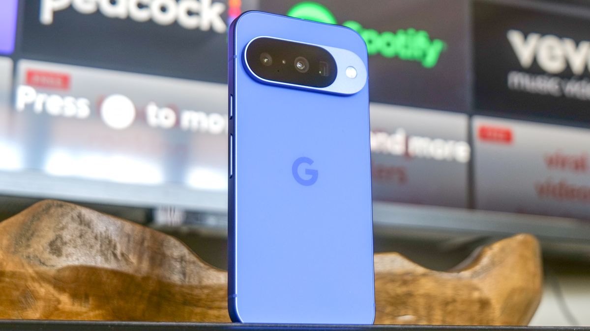 هاتف Google Pixel 10 في اليد.