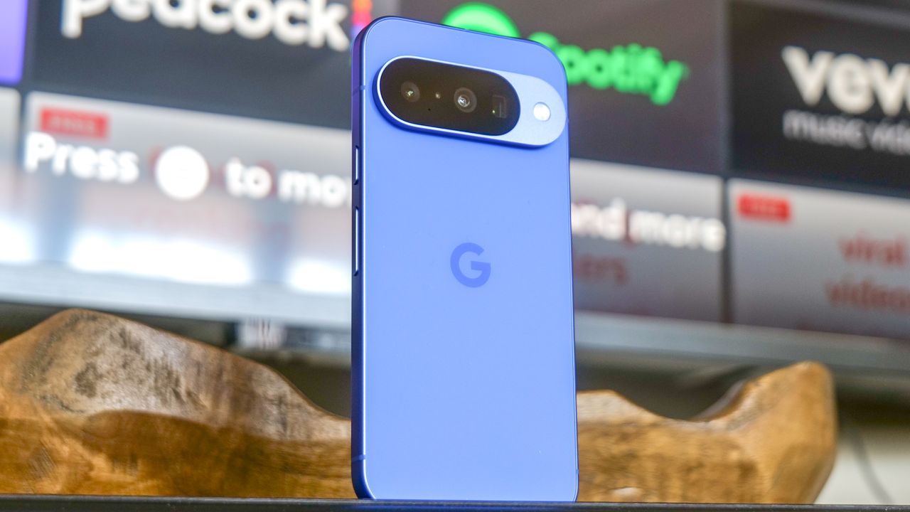 Con il telefono Google Pixel 10 in mano.