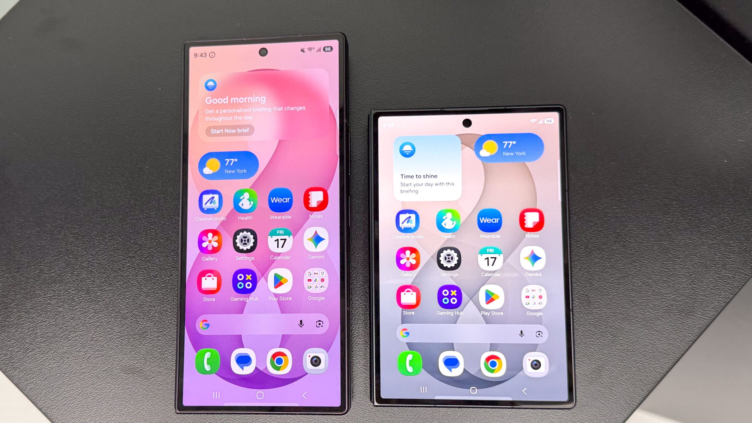 هاتف Galaxy Z Fold 8 معروض في اليد