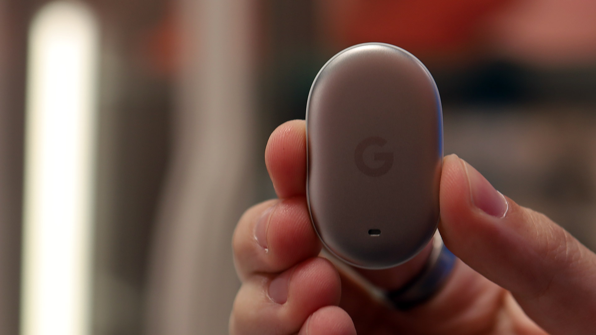 يد تحمل Google Pixel Tag
