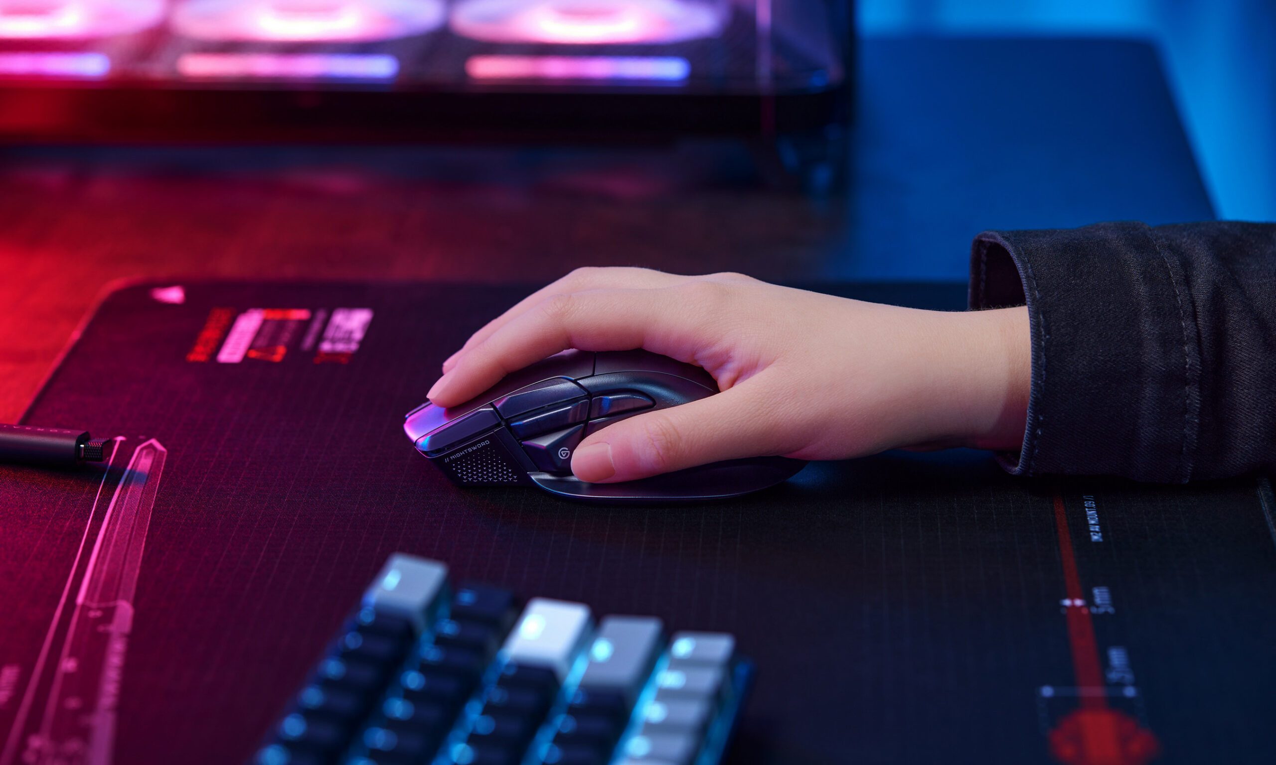 ماوس Corsair NIGHTSWORD v2 SD في اليد