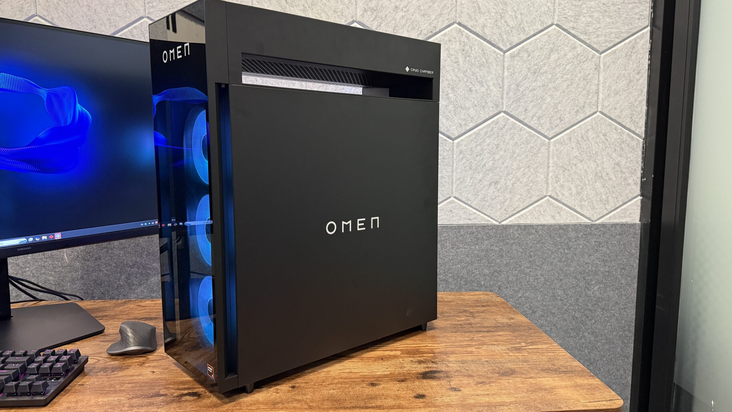 جهاز HP Omen Max 45L من الجانب يظهر غرفة Cryo Chamber ومشتت الحرارة العلوي