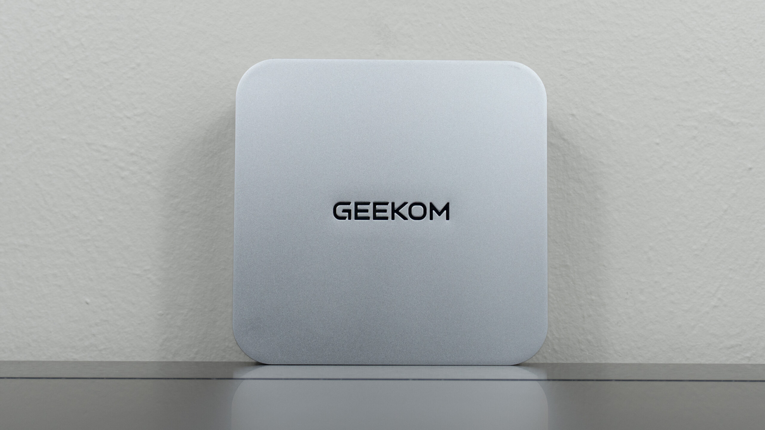 جهاز Geekom A9 Max 2026 Edition منتصب على مكتب