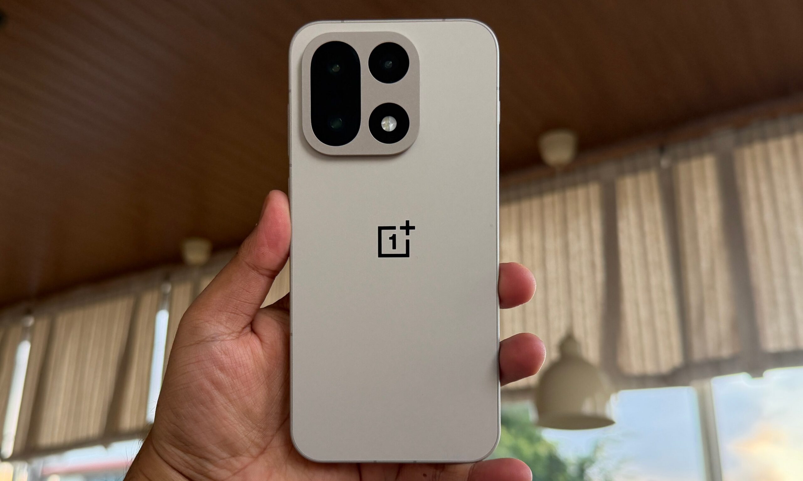الغطاء الخلفي لهاتف OnePlus 15.