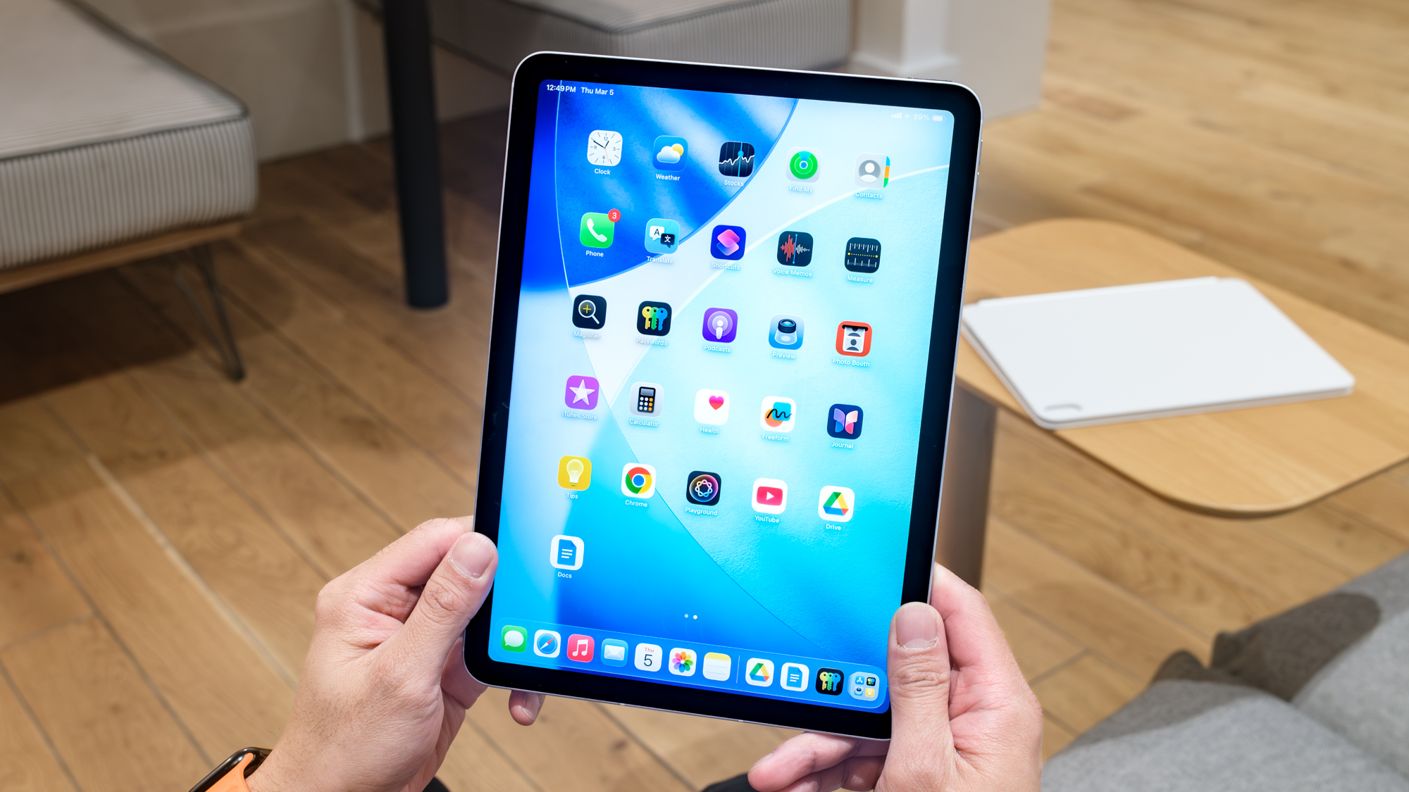 جهاز iPad Air M4 محمول في الوضع الرأسي