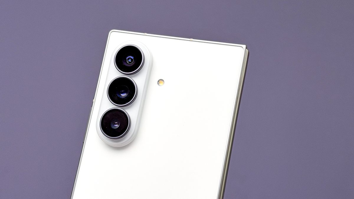 هاتف Galaxy Z Fold 8 Ultra في اليد