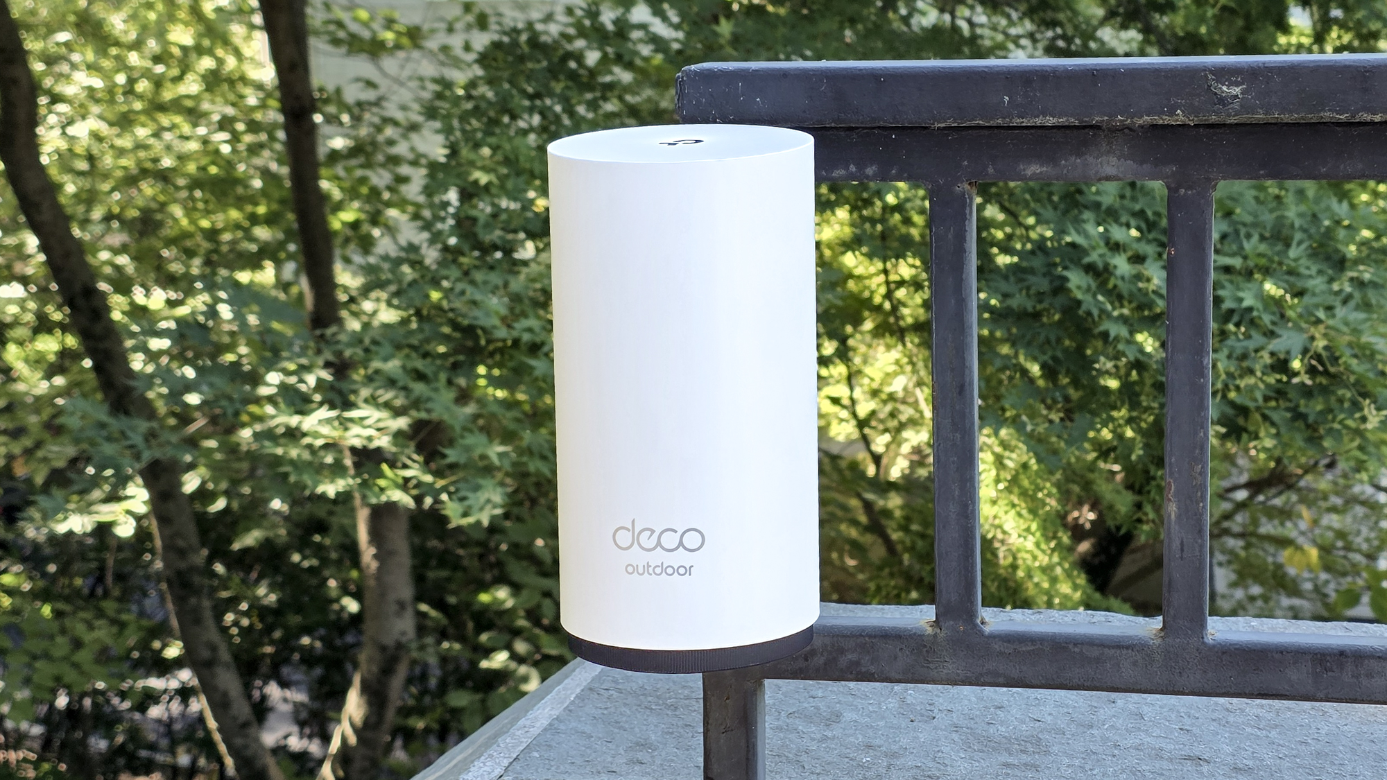 جهاز TP-Link Deco BE65-Outdoor مثبت على درابزين