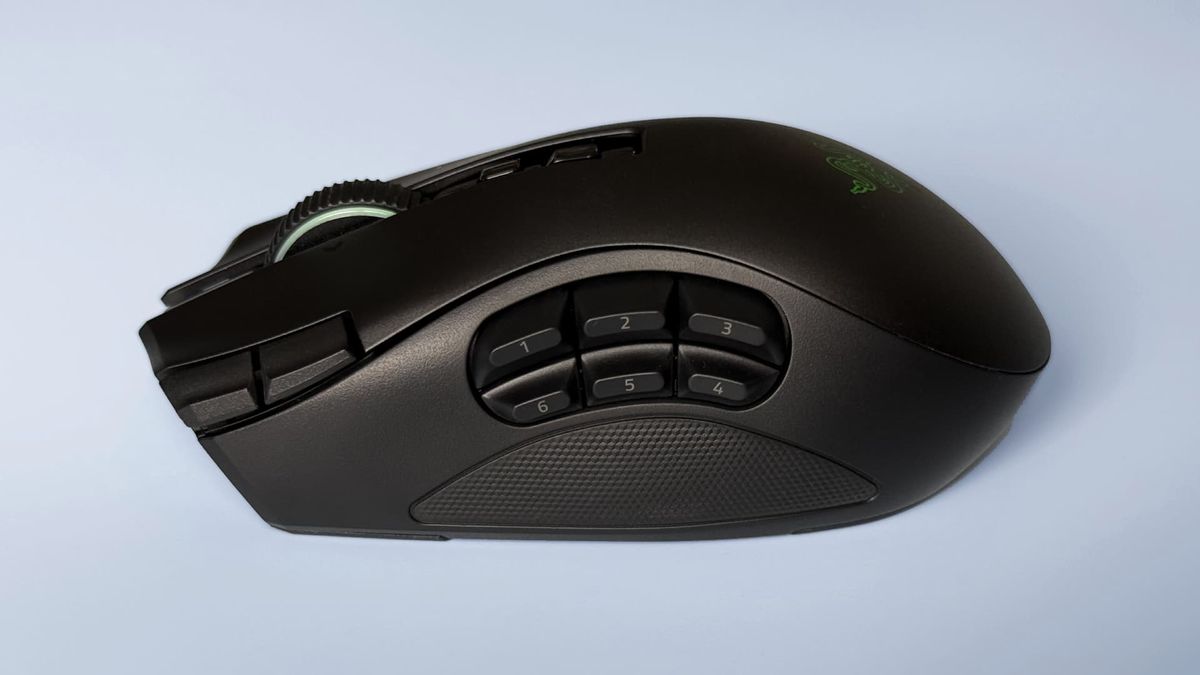 ماوس Razer Naga V3 Pro على خلفية زرقاء.