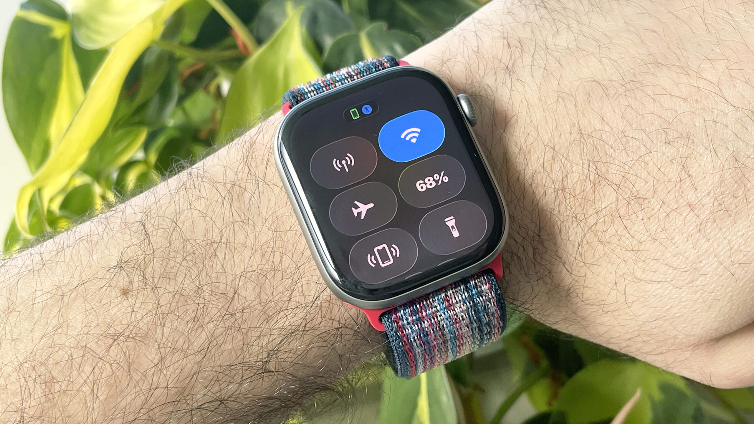 لقطة مقربة لساعة Apple Watch Series 11 تُظهر عمر البطارية المتبقي بعد 24 ساعة