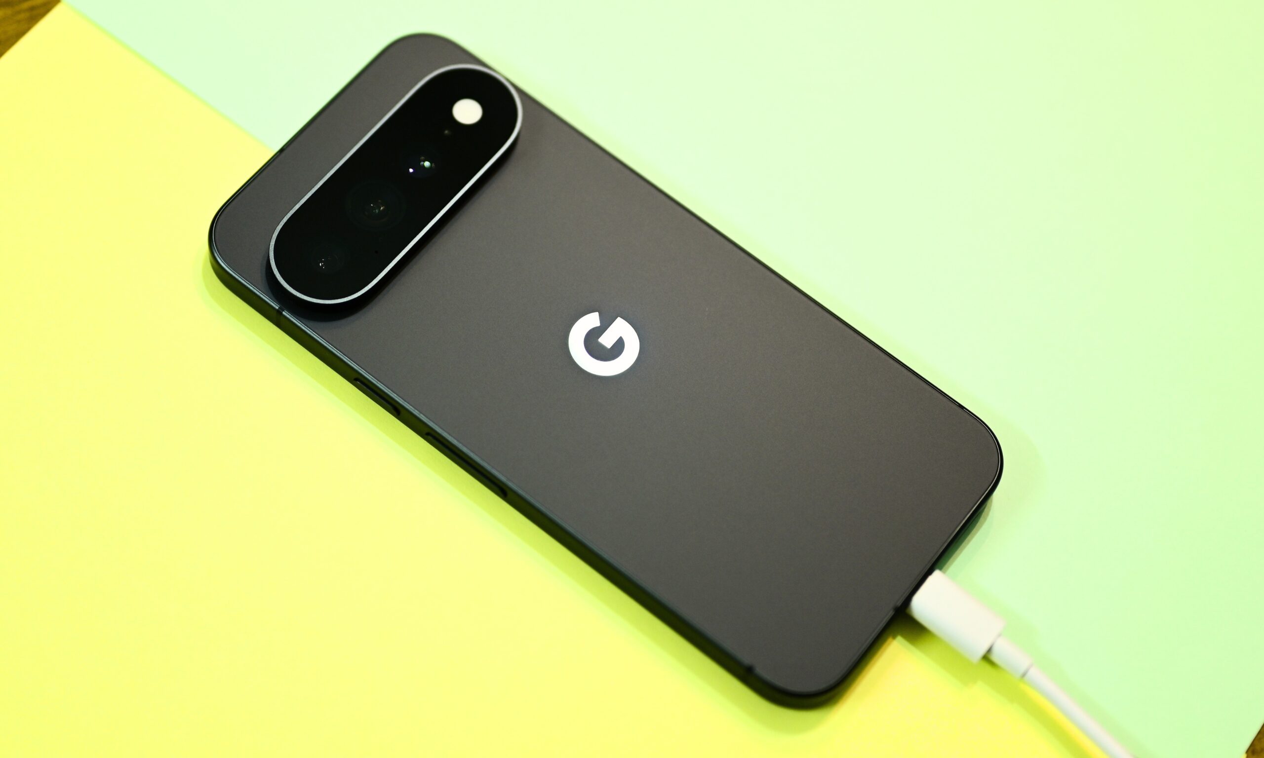 هاتف Pixel 11 Pro XL متصل بشاحن سلكي