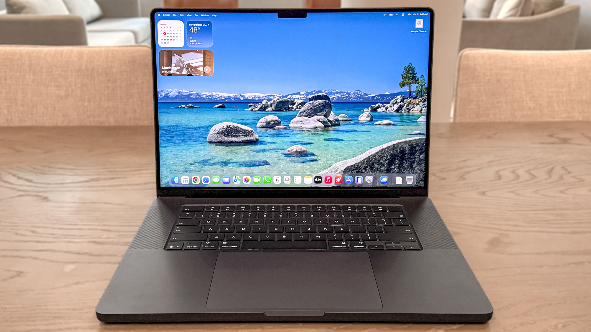 جهاز MacBook Pro مقاس 16 بوصة بمعالج M5 Pro على مكتب