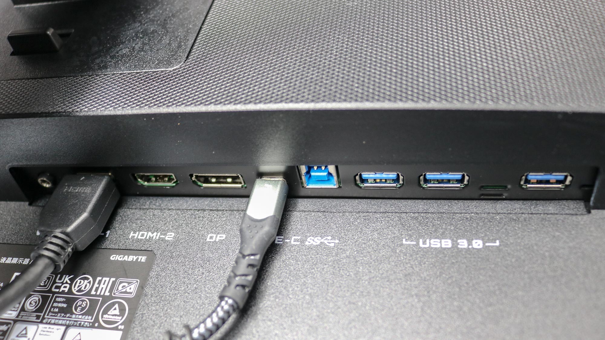 المنافذ الموجودة على الجزء الخلفي من شاشة الألعاب Gigabyte M28U