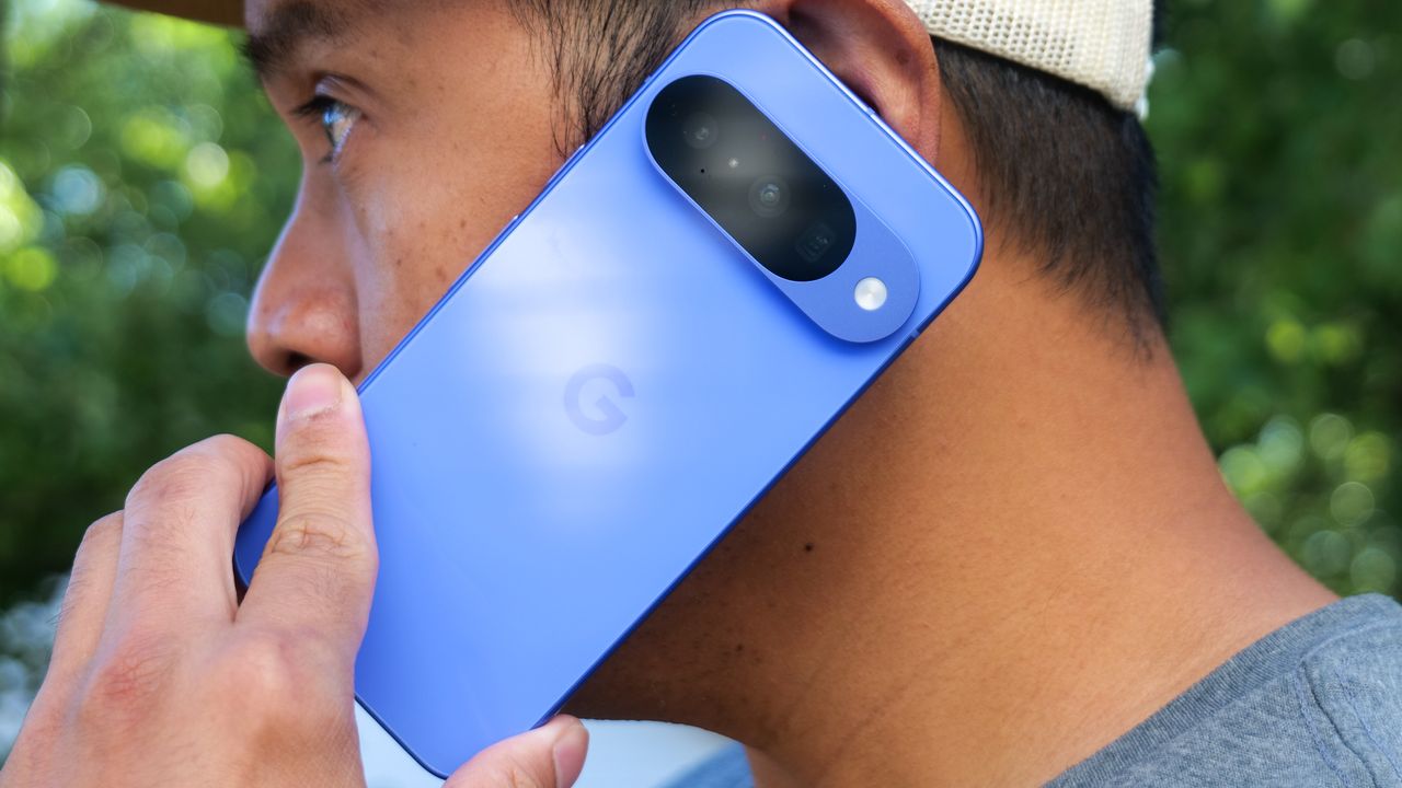 Con il telefono Google Pixel 10 in mano.