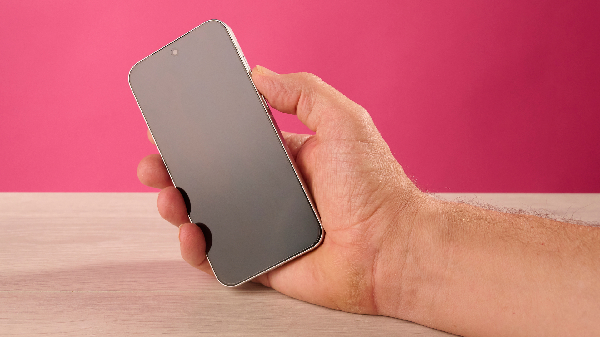 رجل يحمل هاتف Oppo Reno 16 5G