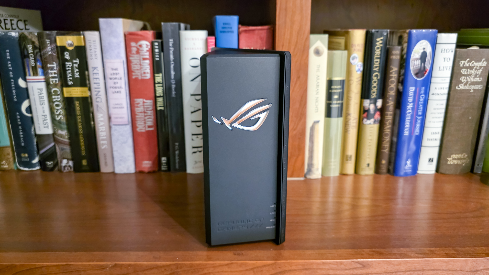 راوتر الألعاب Asus ROG Strix GS-BE18000 على رف
