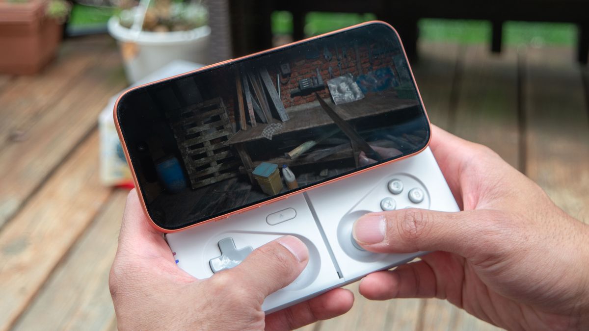 وحدة تحكم MCON بتقنية Bluetooth تُستخدم مع iPhone.