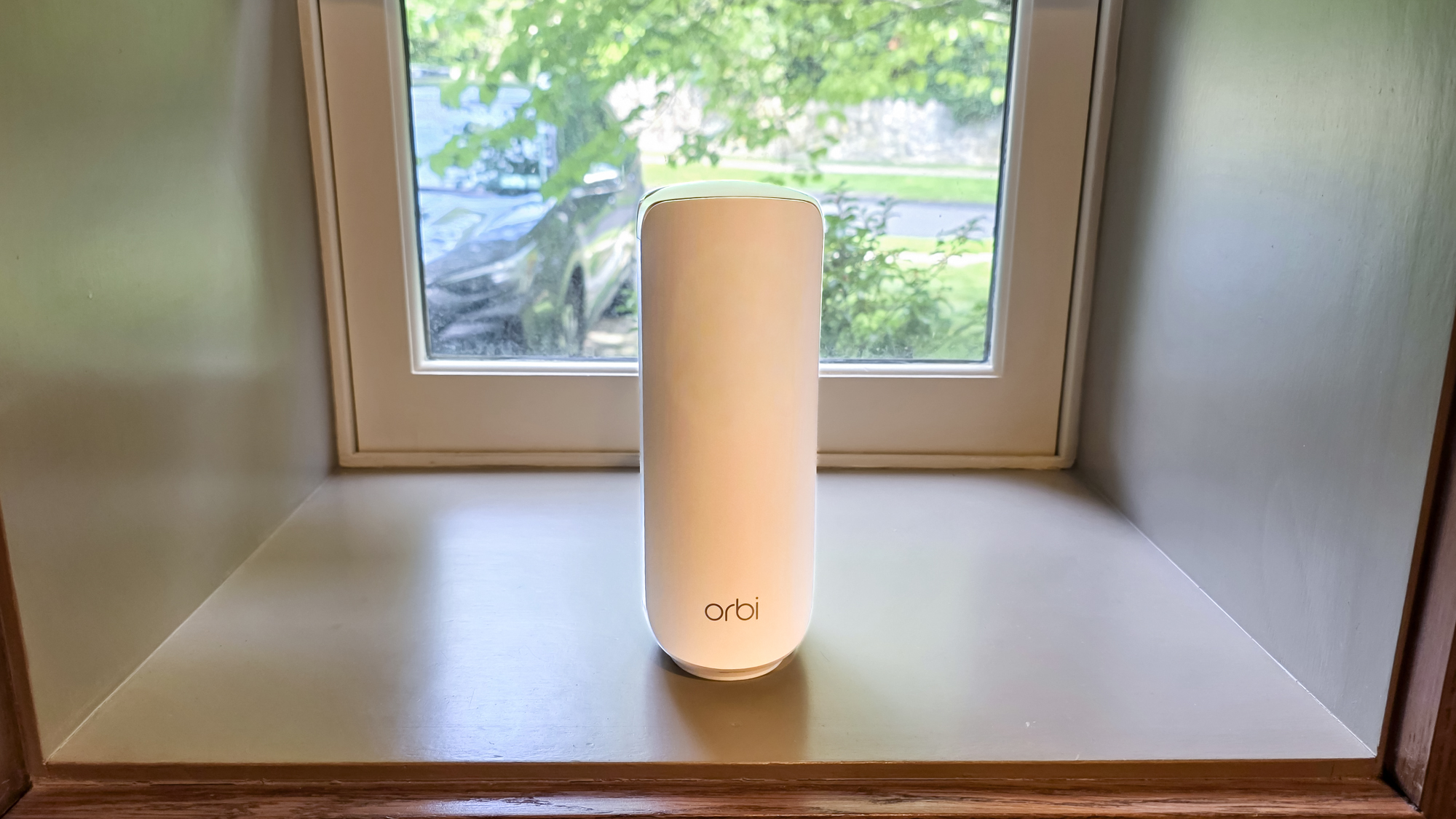 راوتر Netgear Orbi 370 Mesh على حافة النافذة