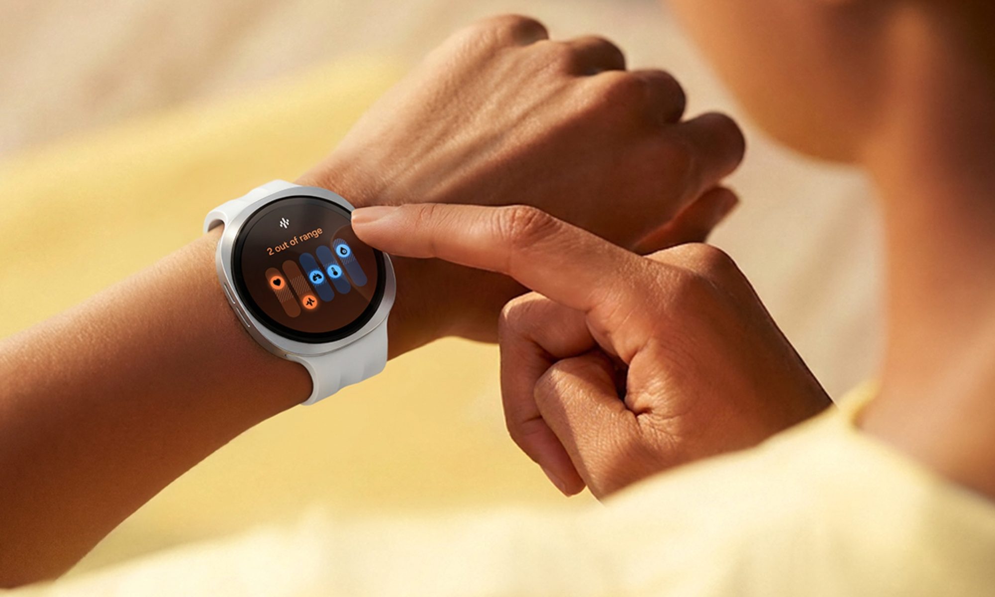 ساعة Galaxy Watch 9 تعرض تطبيق Vitals لمراقبة الصحة على يد شخص