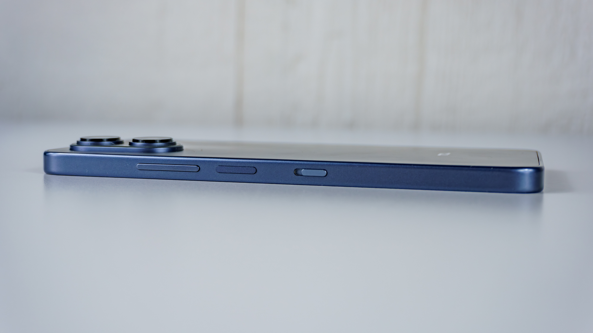هاتف TCL NXTPAPER 70 Pro من جانبه يظهر أزراره ومفتاح NXTPAPER