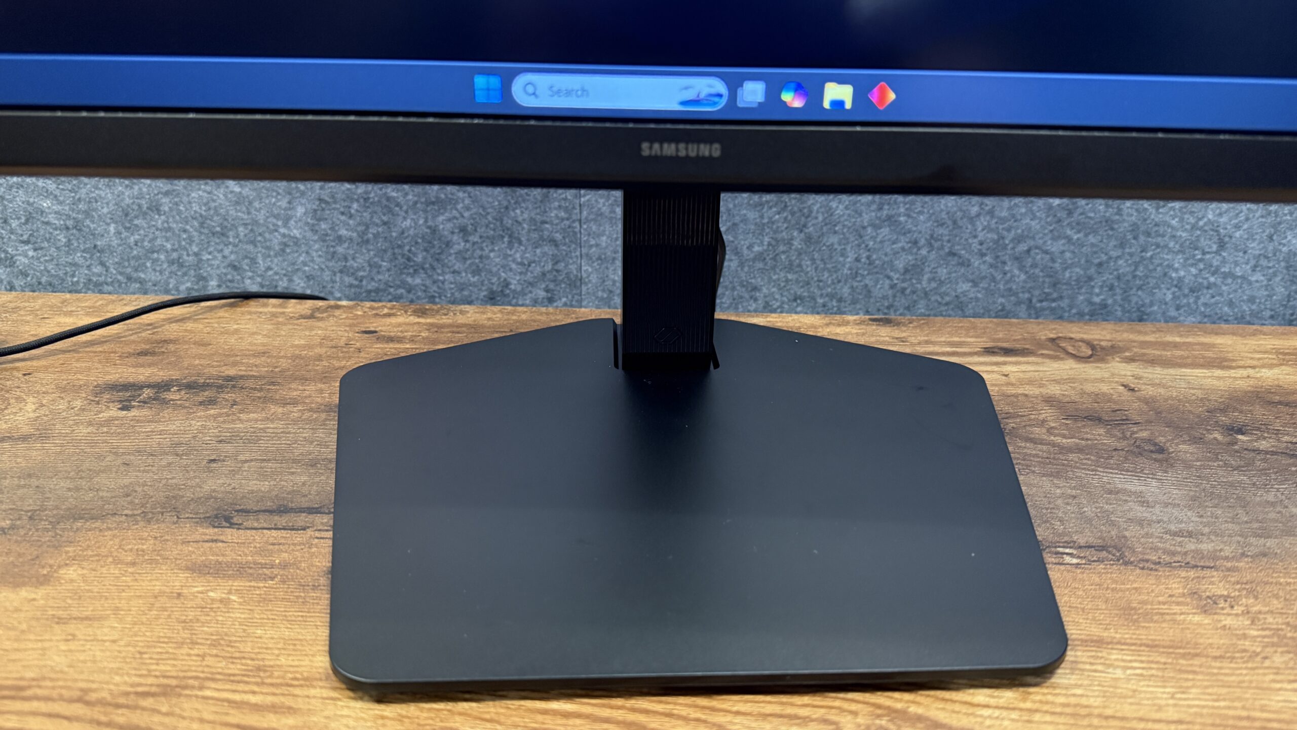 القاعدة المسطحة في الجزء السفلي من حامل شاشة Samsung Odyssey G8 (G80HS)