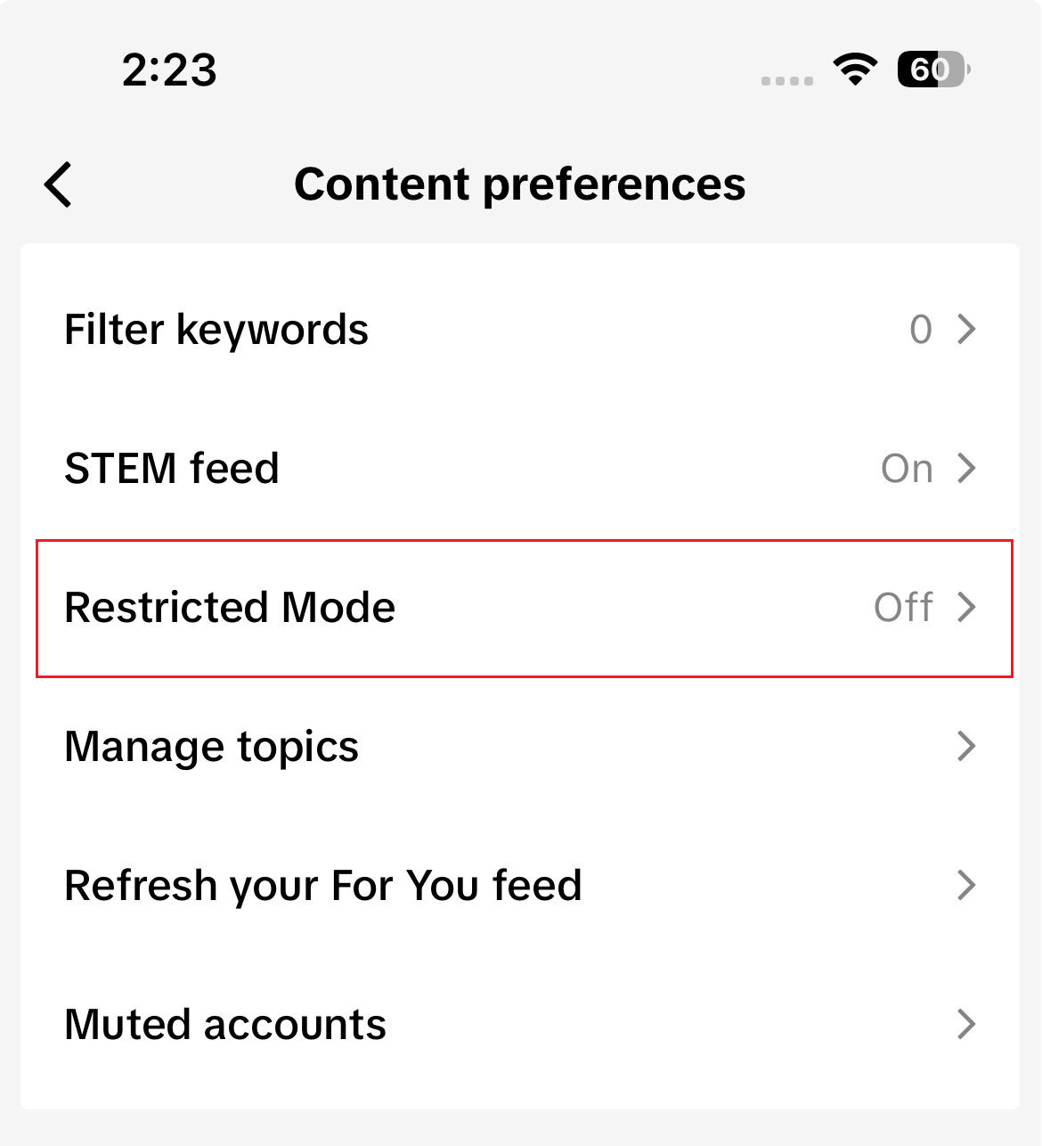 شاشة تفضيلات المحتوى في TikTok تظهر وضع التقييد (Restricted Mode) معطلاً.
