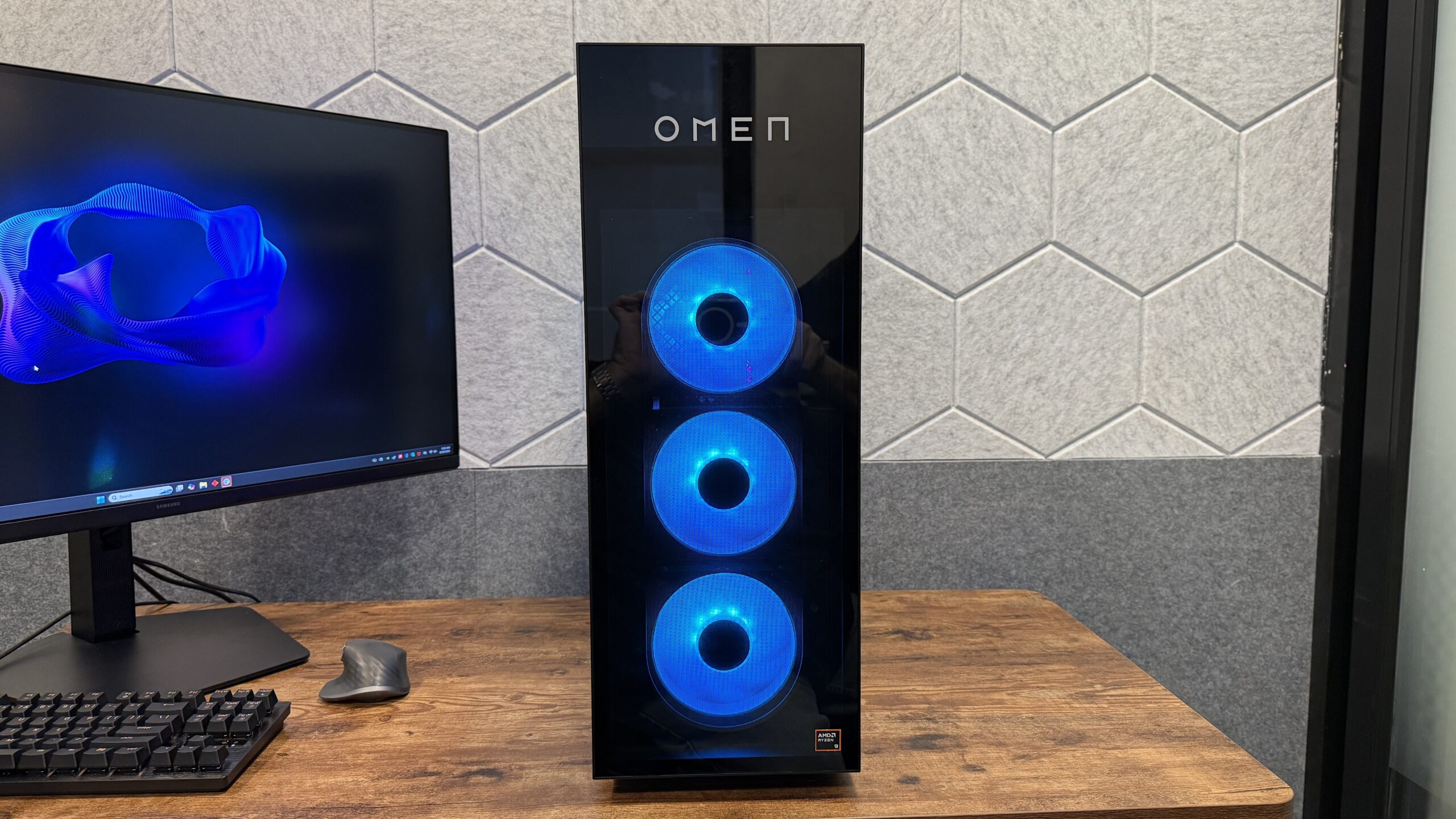 جهاز HP Omen Max 45L على مكتب يعرض مراوح الواجهة الأمامية