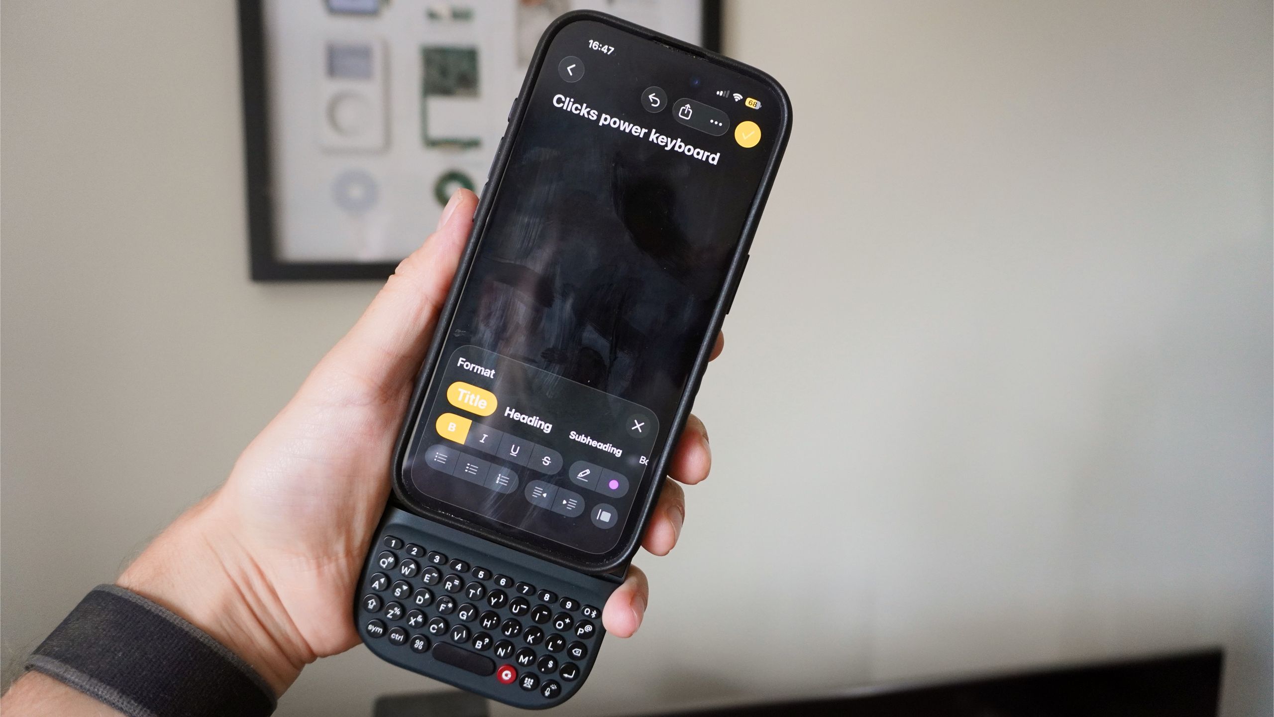 وداعاً للشاشة اللمسية: تجربتي مع Clicks Power Keyboard
