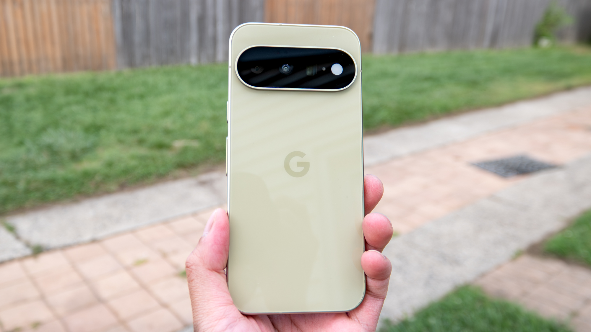هاتف Google Pixel 11 محمول باليد.